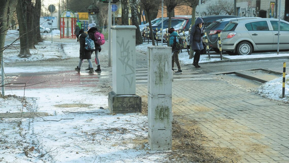 Lublin: Można jechać i podziwiać szafki elektryczne na drodze dla rowerów. Tak było taniej Lublin: Można jechać i podziwiać szafki elektryczne na drodze dla rowerów. Tak było taniej