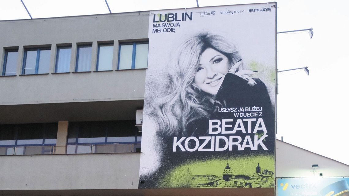 Lublin: Mural z Beatą Kozidrak na ścianie Astorii to reklama serwisu. Empik za nią nie zapłacił Lublin: Mural z Beatą Kozidrak na ścianie Astorii to reklama serwisu. Empik za nią nie zapłacił