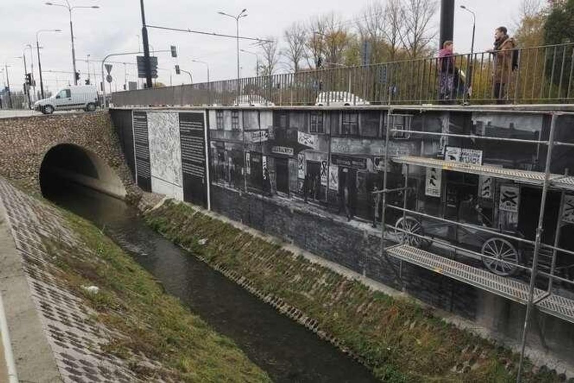Lublin: Mural z przedwojennych zdjęć powstaje koło Tarasów Zamkowych Lublin: Mural z przedwojennych zdjęć powstaje koło Tarasów Zamkowych