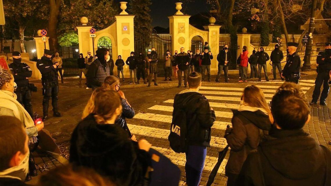 Lublin. Na drodze Strajku Kobiet stanęli Obrońcy Katedry. Hasła i wyzwiska pod kurią
