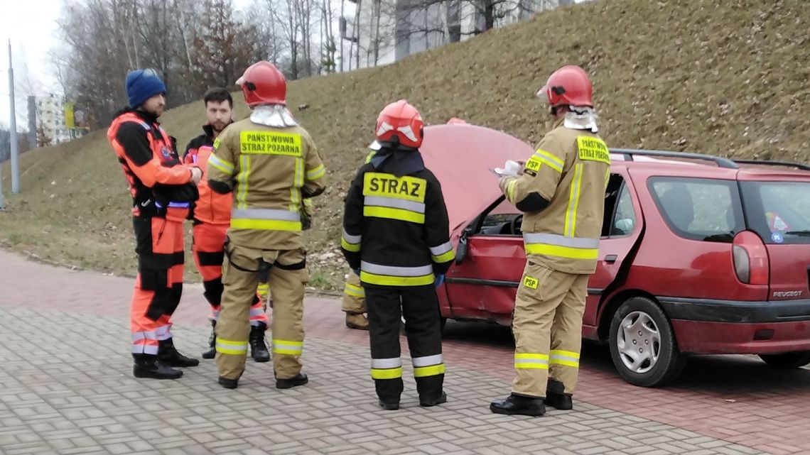 Lublin: Nagłe hamowanie zakończyło się na słupie