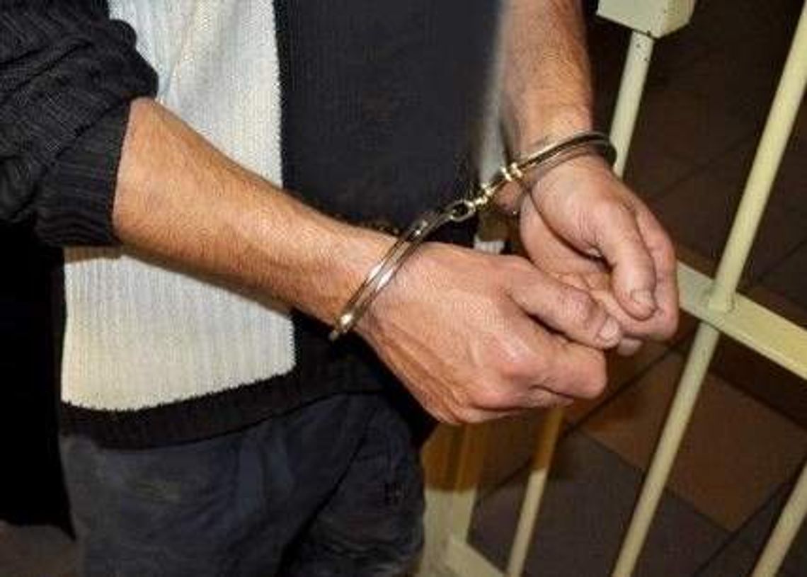 Lublin: Napadł na sklep. Nie chcieli go wypuścić więc zdjął spodnie i...