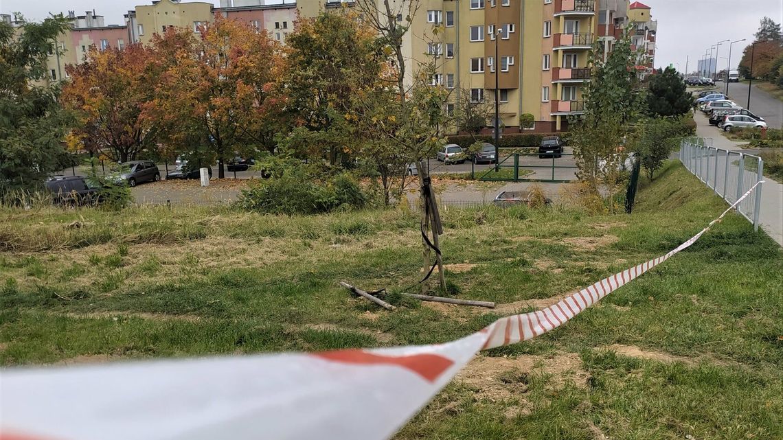 Lublin. Nie mogą tu zbudować bloków, więc otaczają działkę płotem