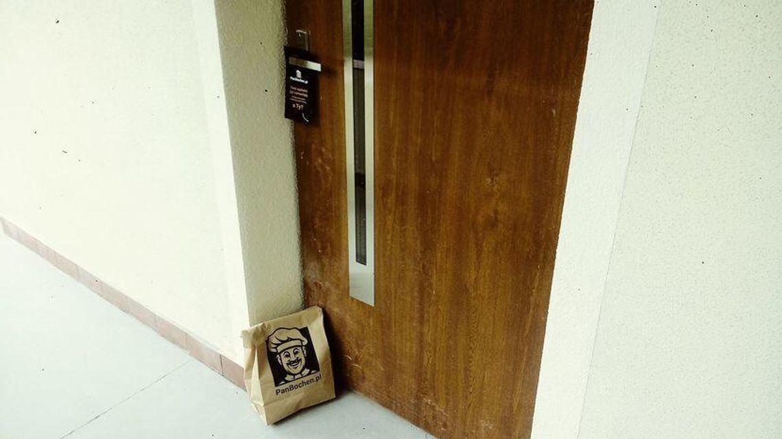 Lublin: Nie musisz wychodzić z domu. Świeże bułki kurier powiesi na klamce
