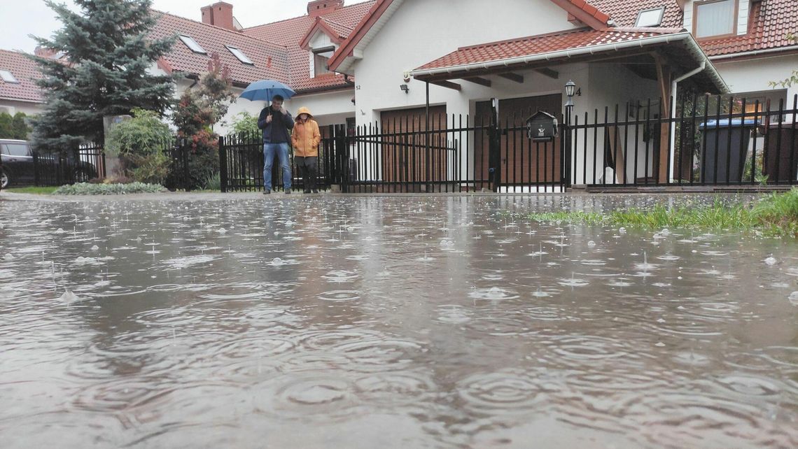 Lublin. Nieduży deszcz, a już zalewa ich woda. Worki z piaskiem cały czas w pogotowiu Lublin. Nieduży deszcz, a już zalewa ich woda. Worki z piaskiem cały czas w pogotowiu