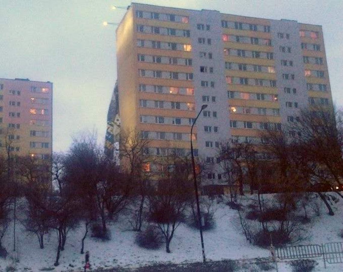 Lublin: Nietypowa akcja strażaków. Wiatr zerwał reklamę z wieżowca