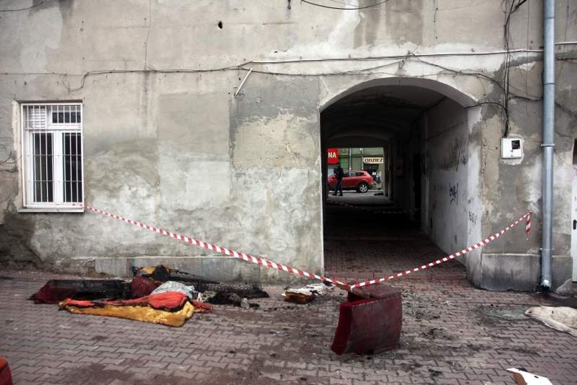Lublin: Nocny pożar kamienicy, nikogo nie wpuszczają do budynku