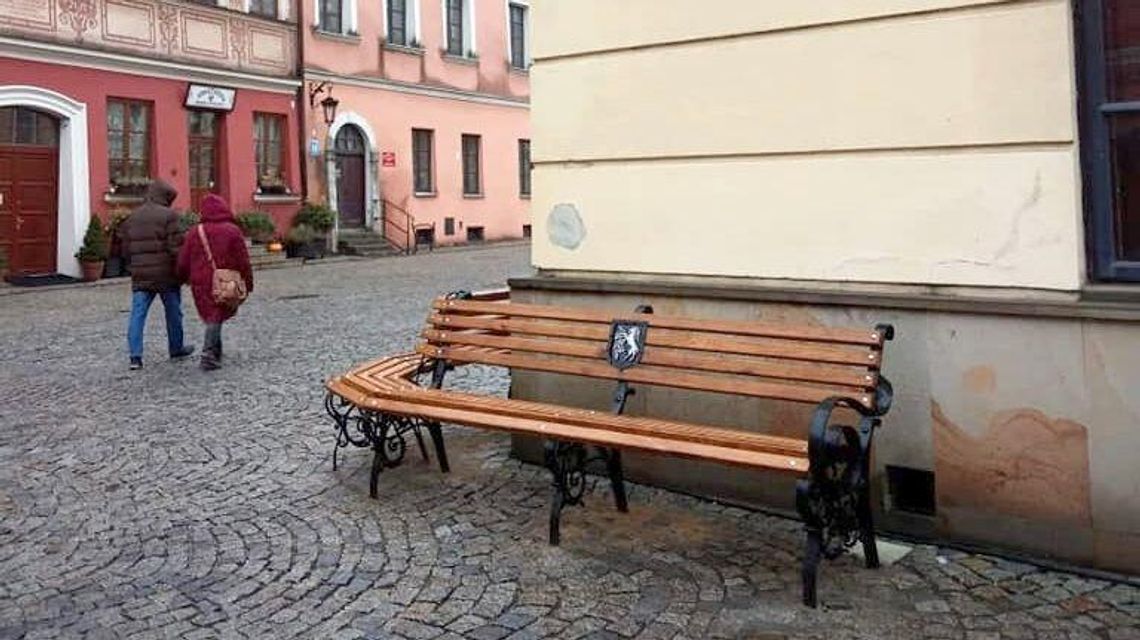 Lublin: Nowe ławki wokół Trybunału Koronnego Lublin: Nowe ławki wokół Trybunału Koronnego