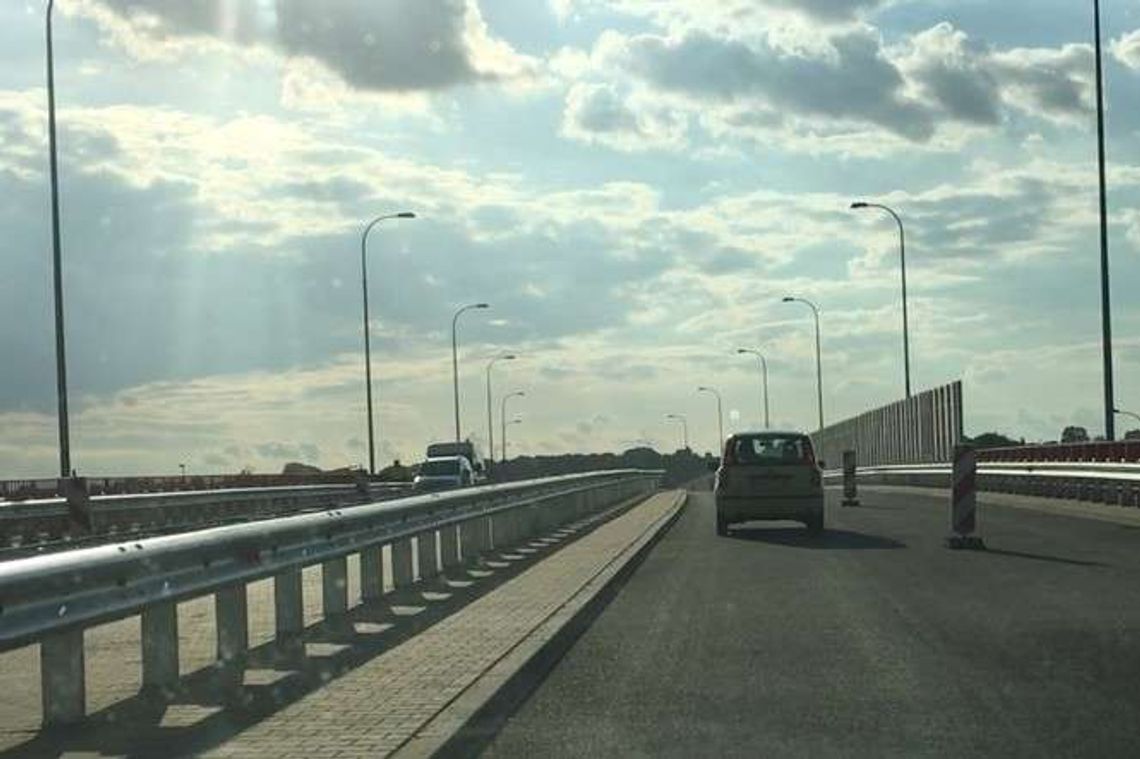 Lublin: Nowe wiadukty w al. Solidarności otwarte. Przejazd po wiadukcie Lublin: Nowe wiadukty w al. Solidarności otwarte. Przejazd po wiadukcie