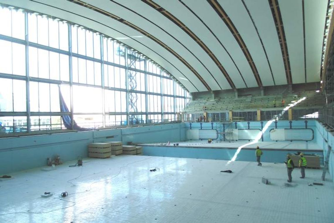 Lublin: Nowy basen stroi się w płytki. Budowa potrwa dłużej (zdjęcia)