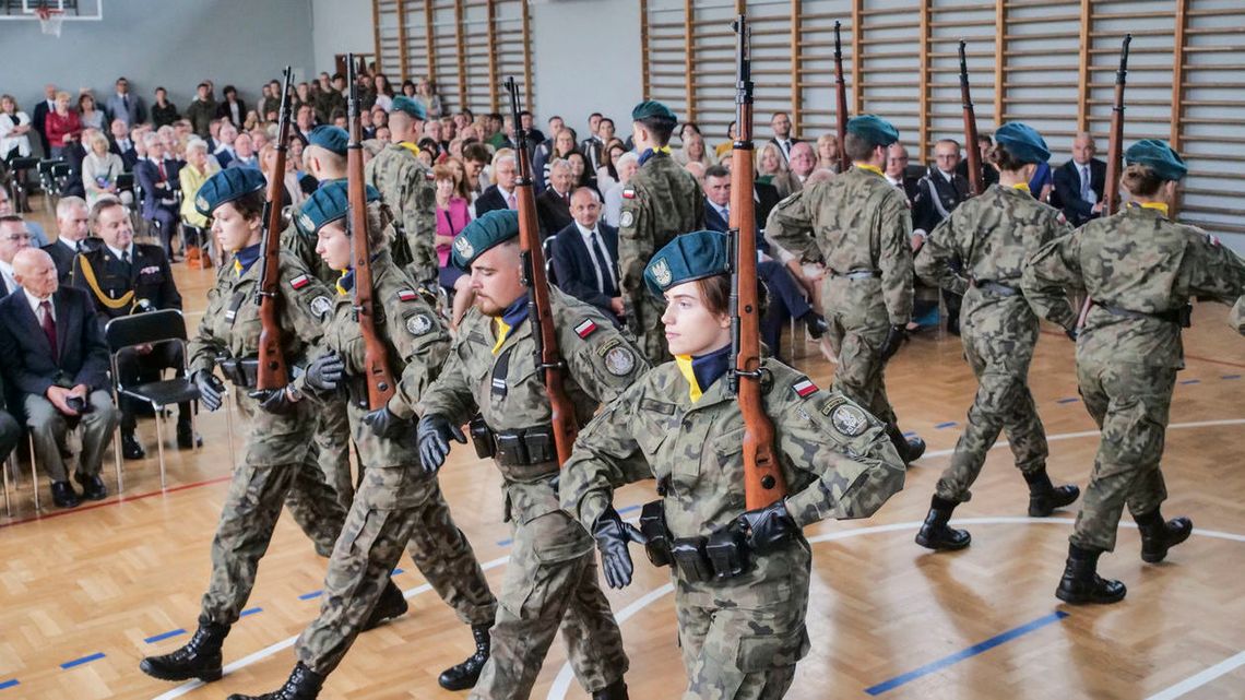 Lublin: Nowy rok szkolny. Z musztrą [zdjęcia]