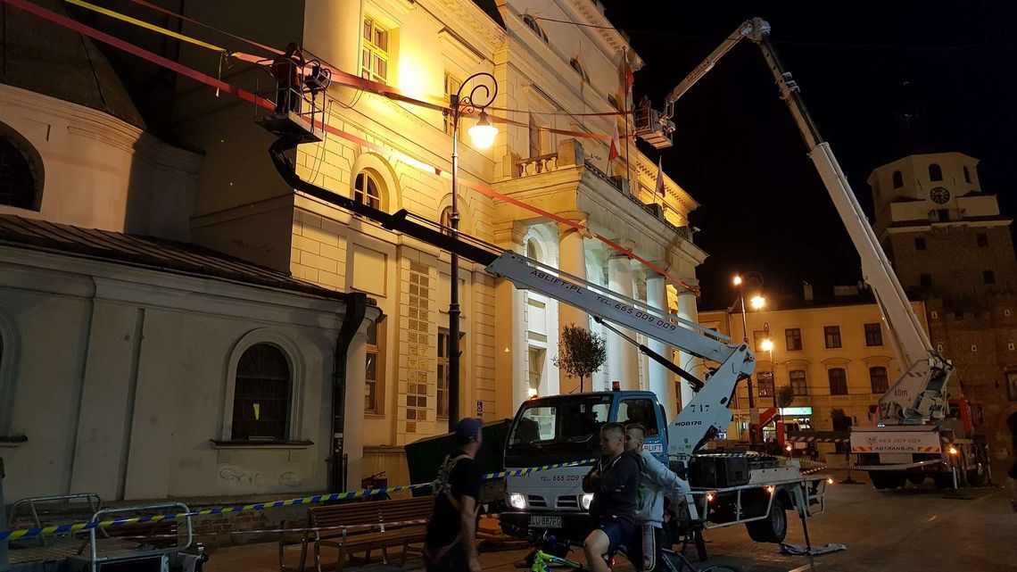 Lublin: Owinęli Ratusz i kościół czerwoną taśmą [zdjęcia]