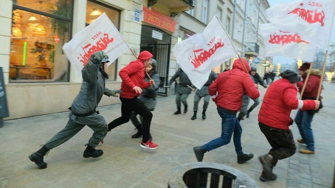 Lublin. Pałowanie na deptaku i biało-czerwony krzyż ze zniczy