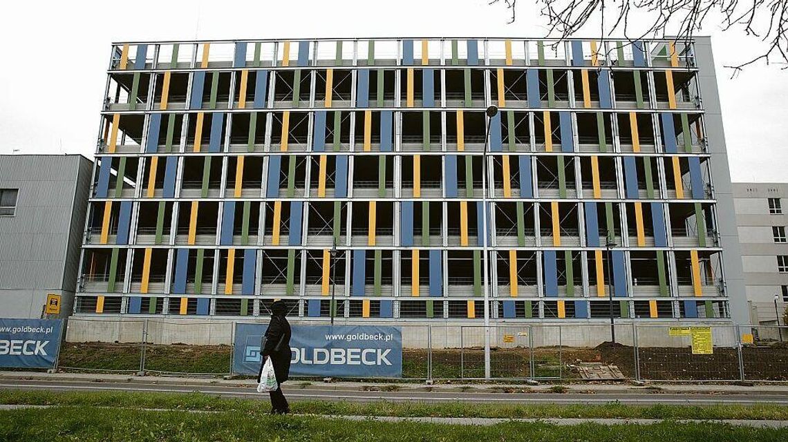 Lublin. Parkowanie wokół szpitali to droga przez mękę. Kiedy otwarcie wielkiego parkingu?