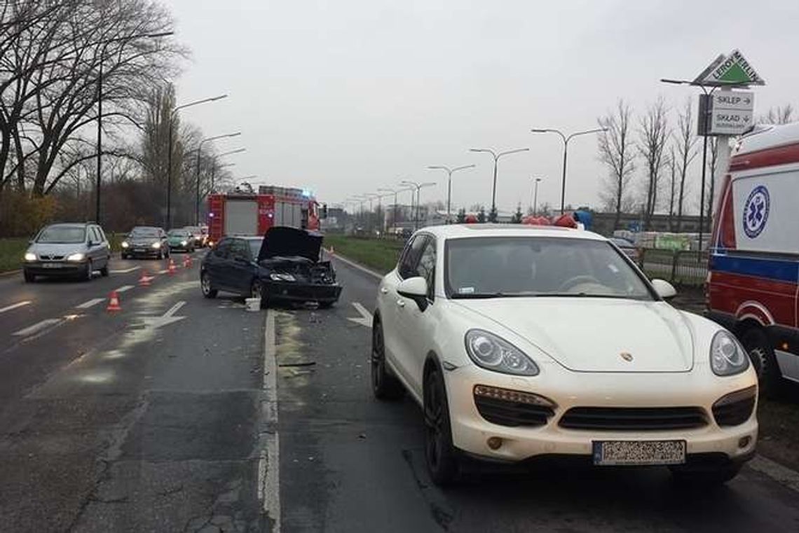 Lublin: Peugeot zderzył się z porsche, duże korki przy Felicity [zdjęcia]