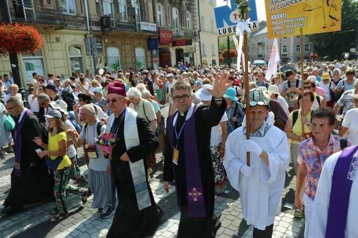 Lublin: Pielgrzymka wyruszyła do Częstochowy, przejdą 320 kilometrów (wideo, zdjęcia) Lublin: Pielgrzymka wyruszyła do Częstochowy, przejdą 320 kilometrów (wideo, zdjęcia)