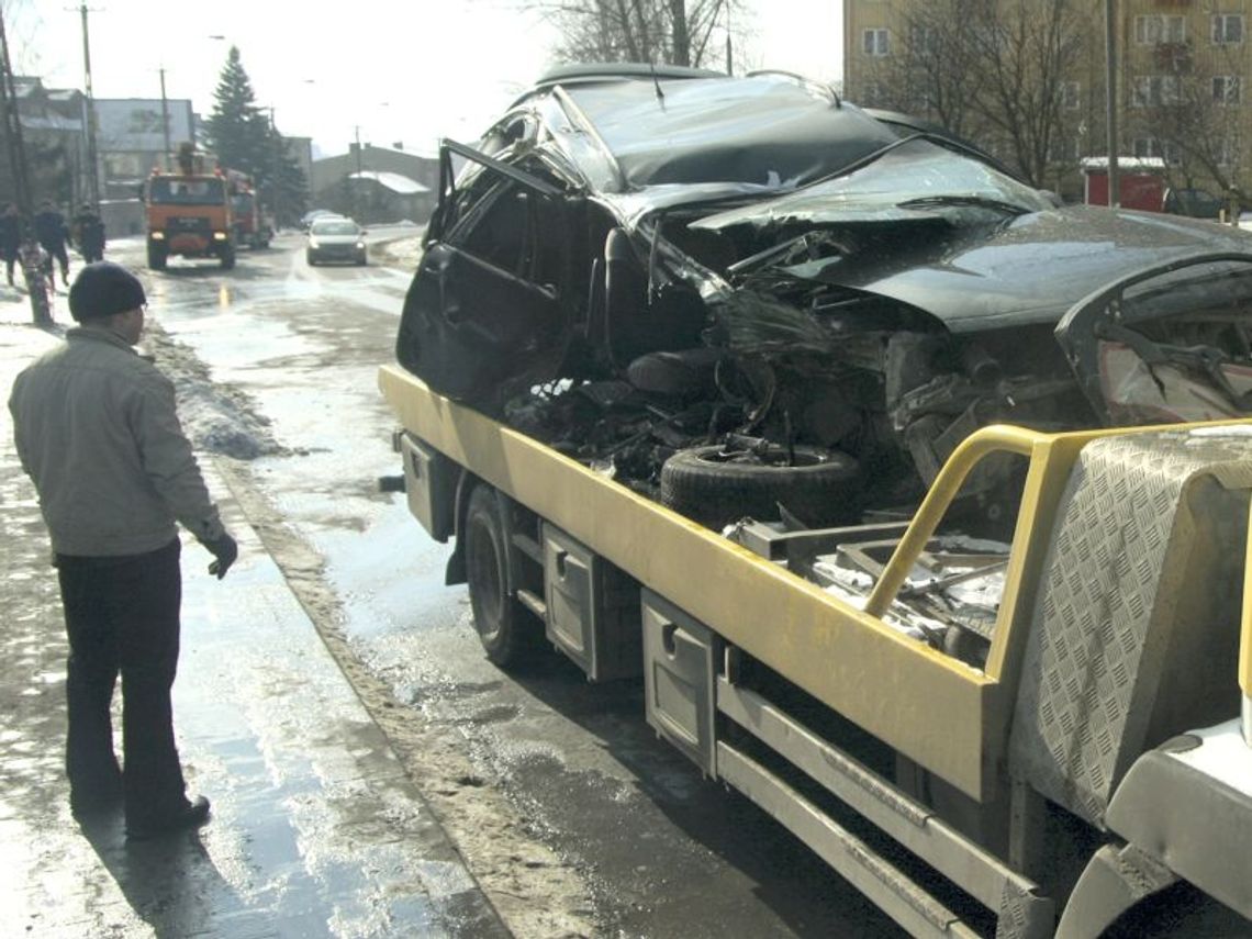 Lublin: Pijany kierowca opla wjechał w słup (zdjęcia)