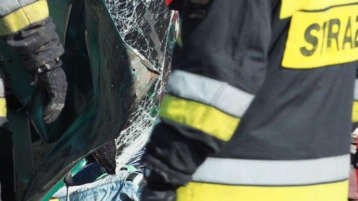 Lublin: Pijany kierowca wypadł z drogi, uderzył w słup. Pasażerka w ciężkim stanie