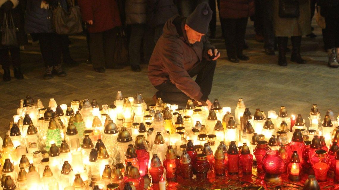 Lublin po raz ostatni pożegnał prezydenta Adamowicza. Serce ze zniczy przed Ratuszem [zdjęcia]