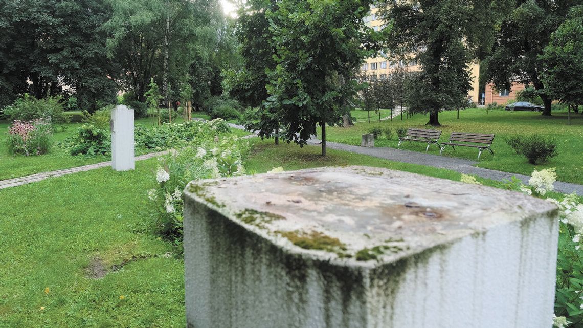 Lublin: Popiersia zniknęły. Skwer na kampusie UMCS do remontu Lublin: Popiersia zniknęły. Skwer na kampusie UMCS do remontu