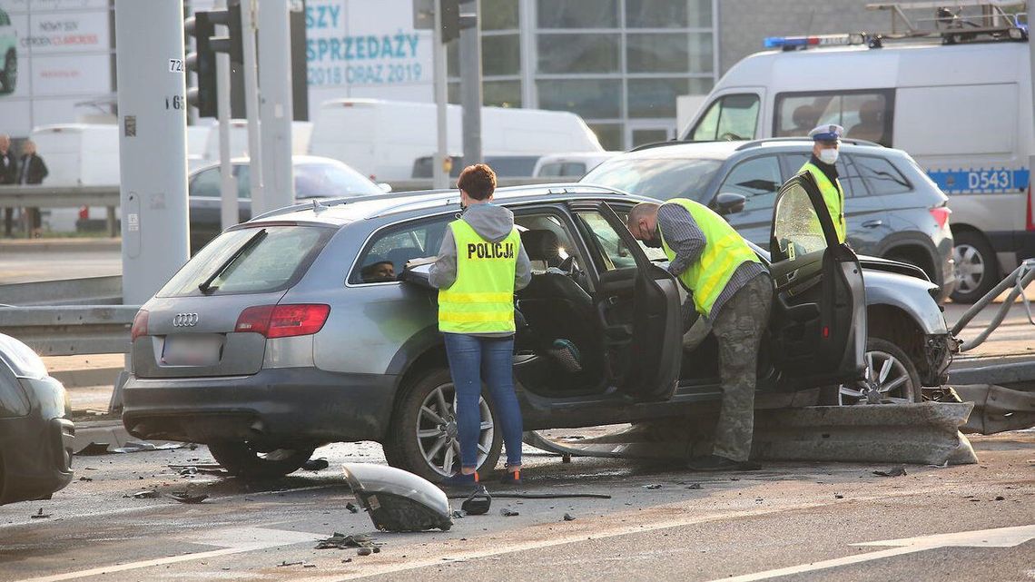 Lublin: Pościg policji za kierowcą. Rozbite trzy samochody, w tym dwa nieoznakowane radiowozy