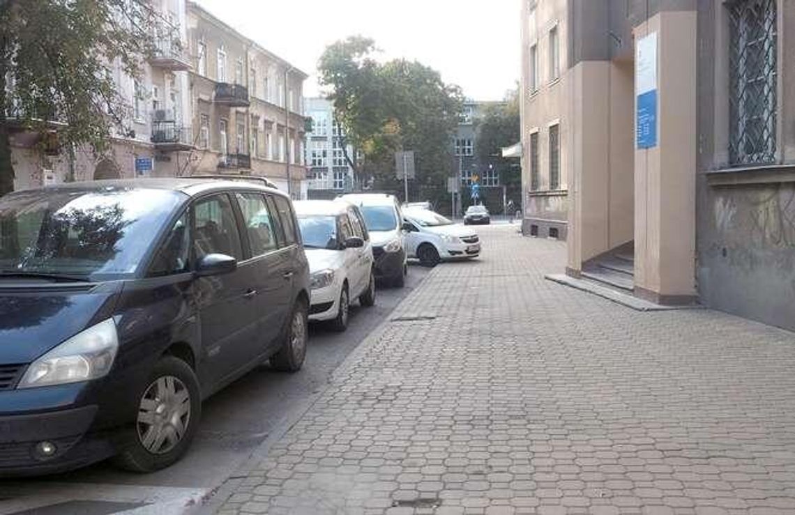 Lublin: Posypały się mandaty. Efekt? Znikają samochody parkujące wbrew znakom Lublin: Posypały się mandaty. Efekt? Znikają samochody parkujące wbrew znakom