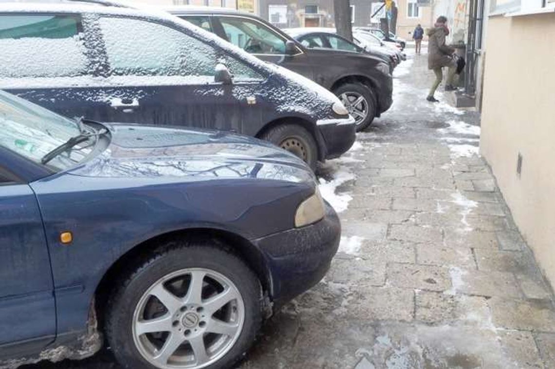 Lublin: Posypały się mandaty za parkowanie na chodnikach. Ile to kosztuje?