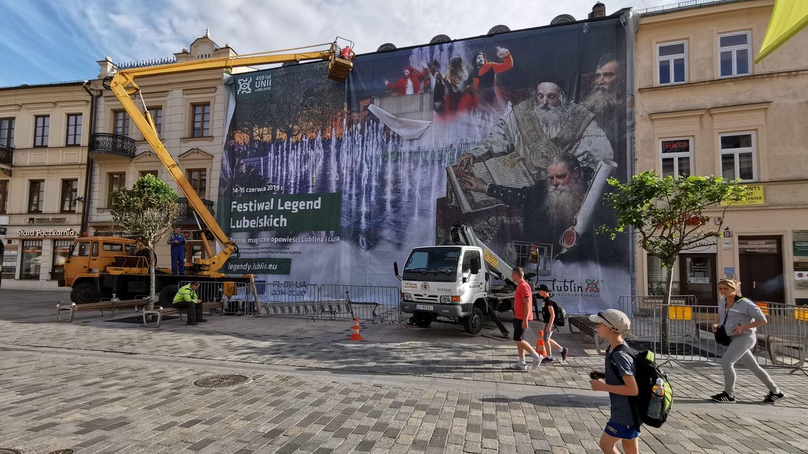 Lublin: Powiesili wielką reklamę na jednej z kamienic na deptaku