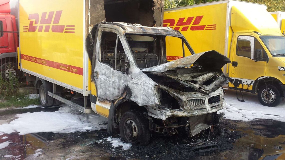 Lublin: Pożar 8 aut w bazie firmy kurierskiej. To było podpalenie? Ktoś zostawił biały kwiatek [zdjęcia]