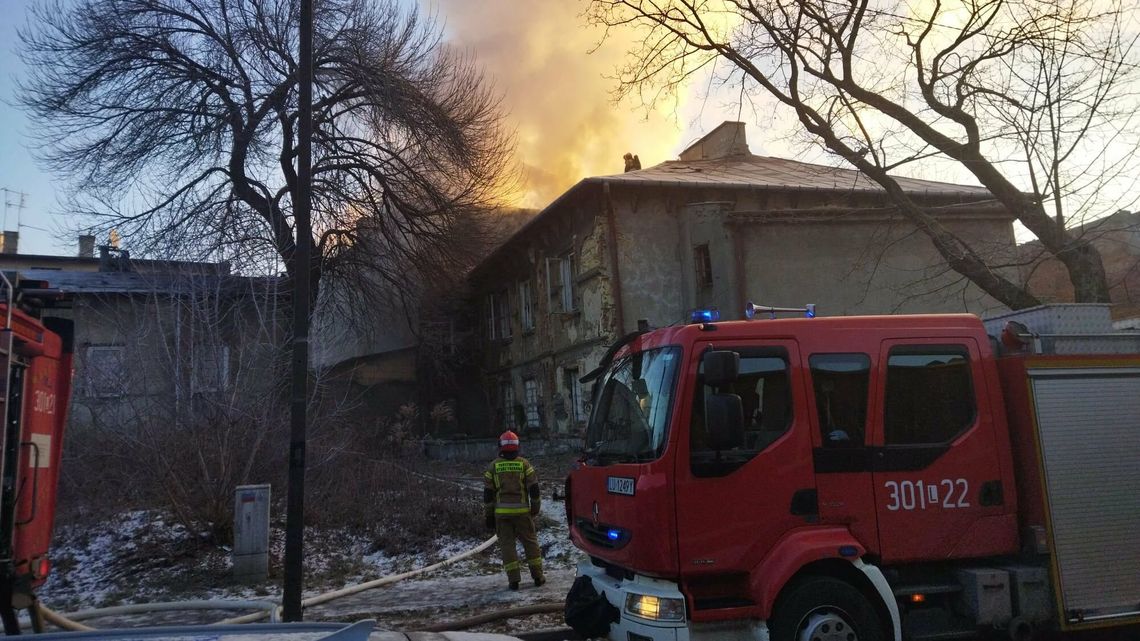 Lublin: Pożar w pustostanie przy ul. Wesołej. Strażacy walczą z ogniem [zdjęcia]