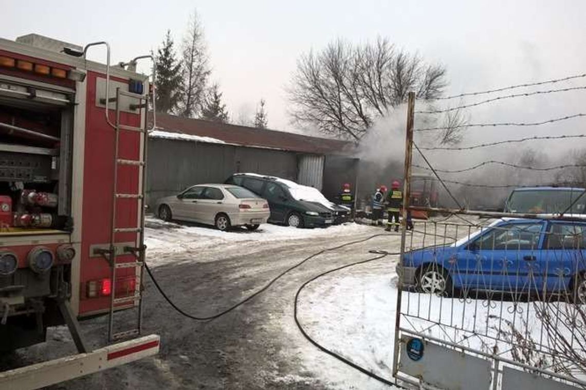 Lublin: Pożar w warsztacie przy ul. Turystycznej, zapaliły się trzy samochody