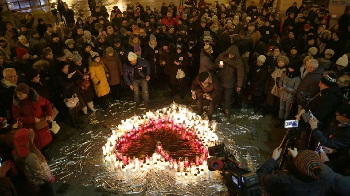 Lublin: Pożegnanie prezydenta Pawła Adamowicza. "Zapalmy dla niego światła ostatni raz"