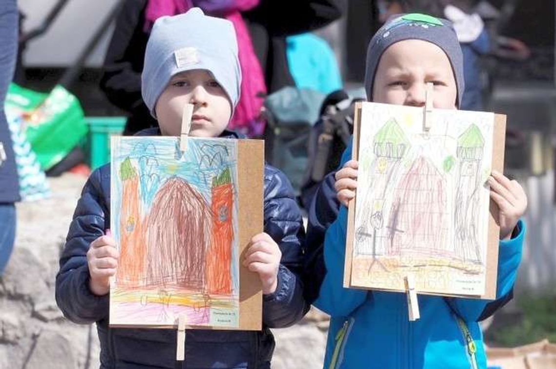 Lublin pozował przedszkolakom. Pokaz prac na dziedzińcu Zamku Lubelskiego