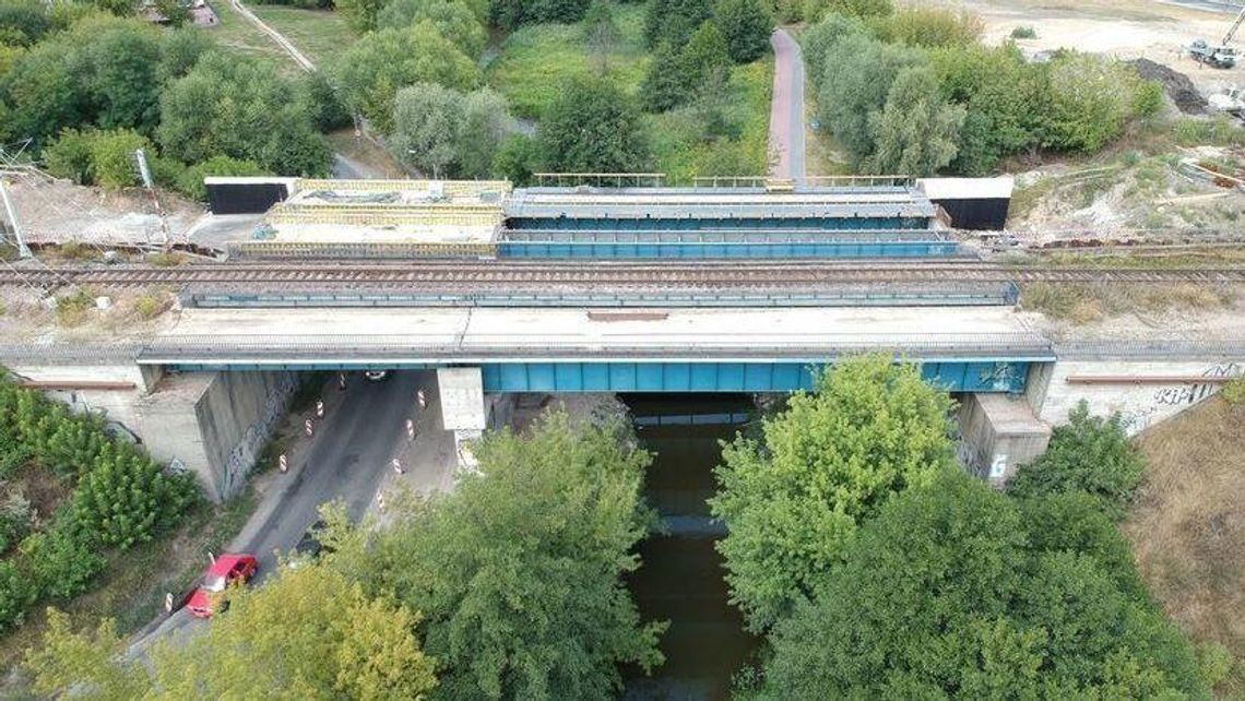 Lublin: Prawie dwa tygodnie bez przejazdu pod mostem kolejowym na ul. Janowskiej Lublin: Prawie dwa tygodnie bez przejazdu pod mostem kolejowym na ul. Janowskiej