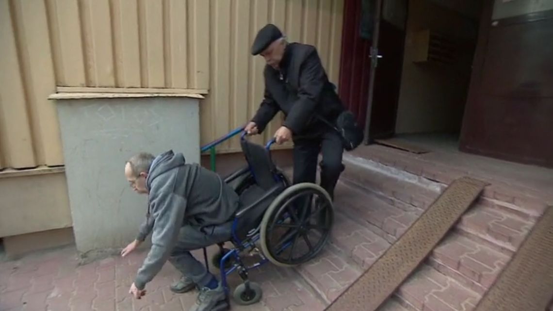 Lublin: Prezes spółdzielni próbował wciągnąć po schodach wózek z niepełnosprawnym. Mężczyzna spadł