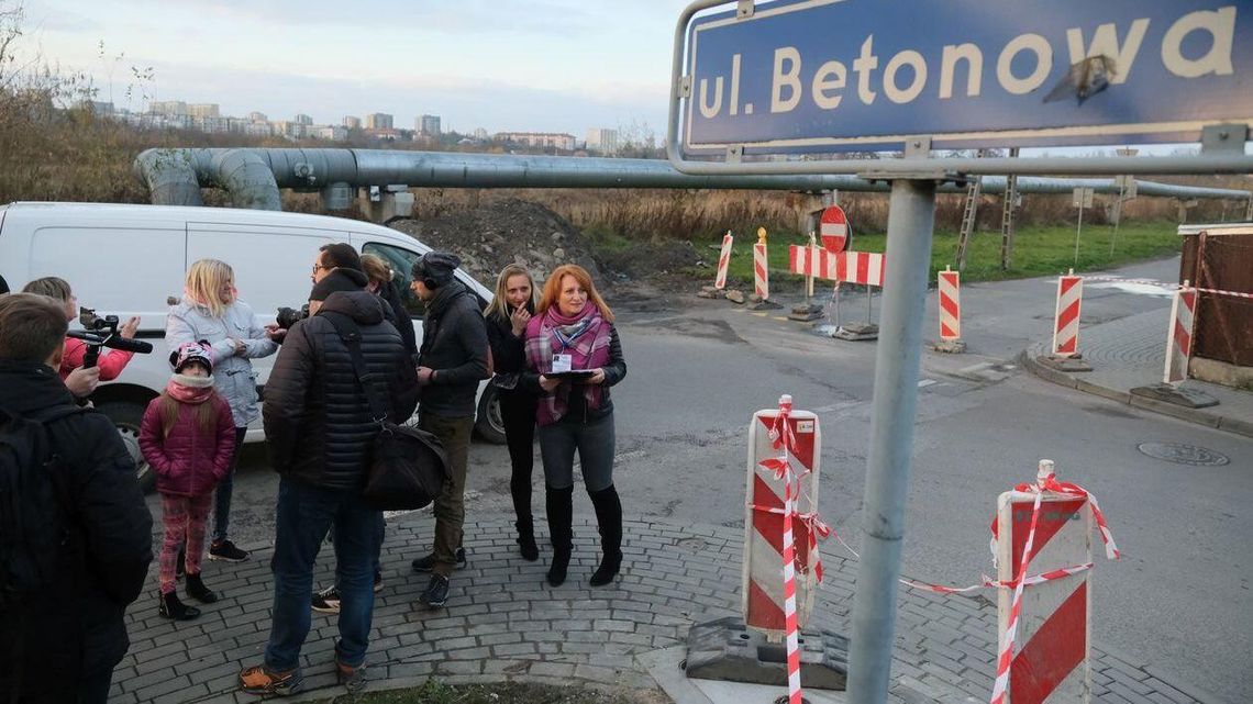 Lublin: Protestujący mieszkańcy odwołali blokady ul. Ciepłej Lublin: Protestujący mieszkańcy odwołali blokady ul. Ciepłej