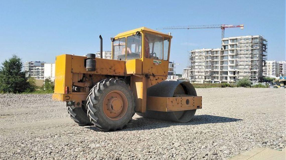 Lublin: Prowizoryczna droga z gruzu obok szkoły przy Berylowej. "Kilka metrów za wcześnie ją skończono" Lublin: Prowizoryczna droga z gruzu obok szkoły przy Berylowej. "Kilka metrów za wcześnie ją skończono"