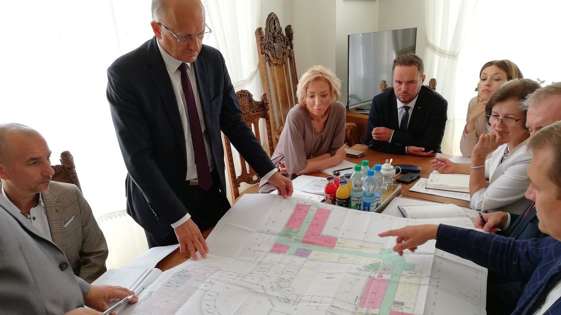 Lublin: Przed wyborami zapewniano ich, że rozbudowa szkoły ruszy wcześniej. Rodzice rozgoryczeni