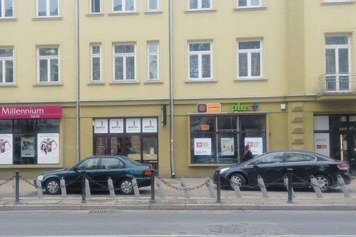 Lublin: Przestali nielegalnie parkować pod bankiem. Ale znaleźli nowe miejsce