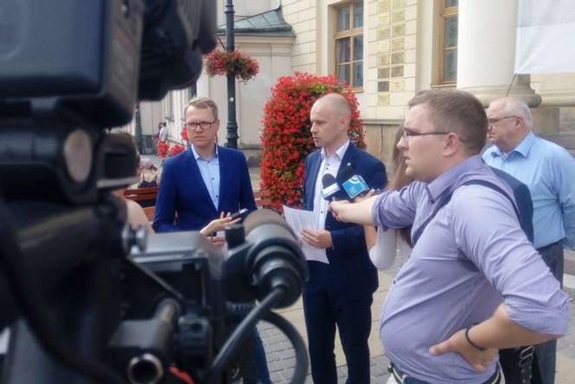 Lublin: Radni pytają wojewodę o przyjętych uchodźców Lublin: Radni pytają wojewodę o przyjętych uchodźców