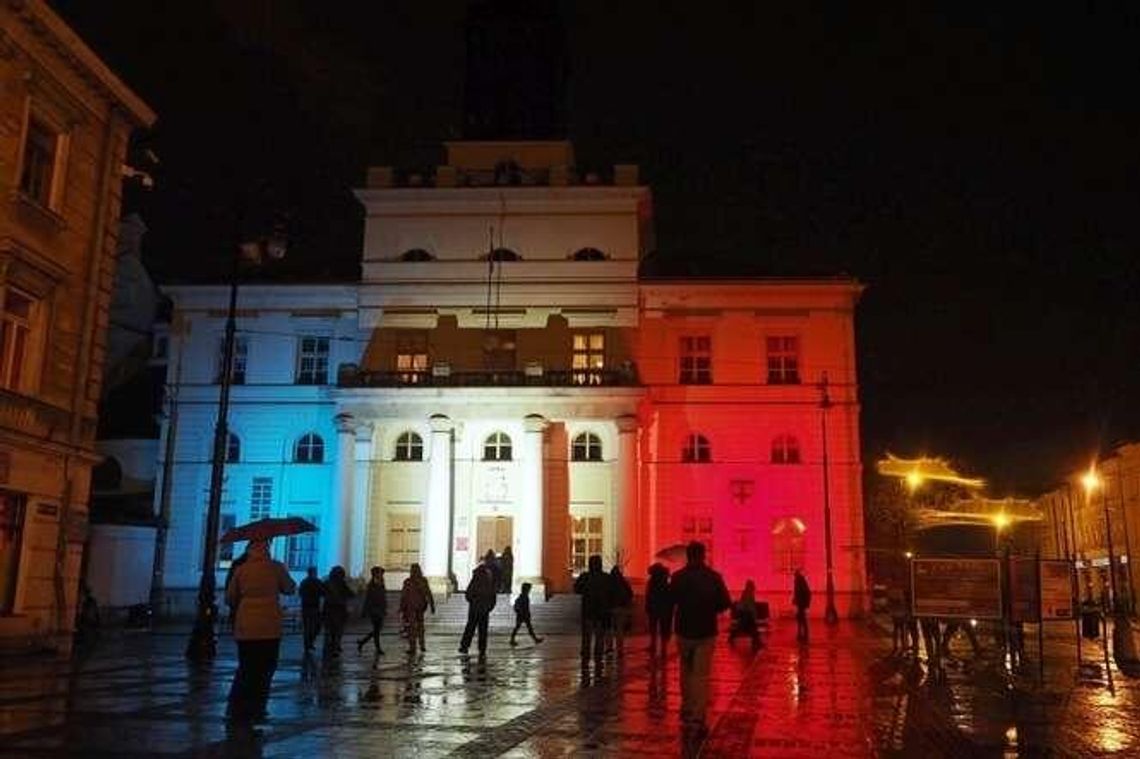 Lublin: Ratusz w barwach Francji. Współczucie, modlitwa, manifestacja 