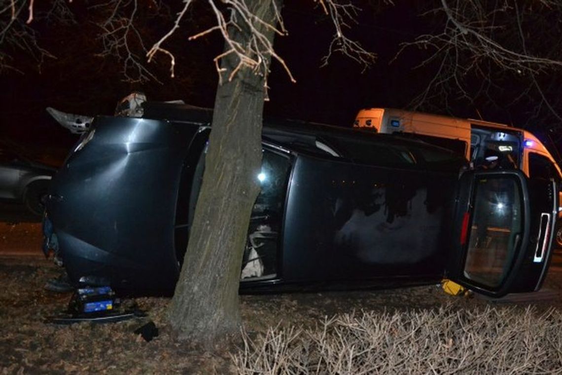 Lublin: Renault bokiem na drzewie (zdjęcia) Lublin: Renault bokiem na drzewie (zdjęcia)