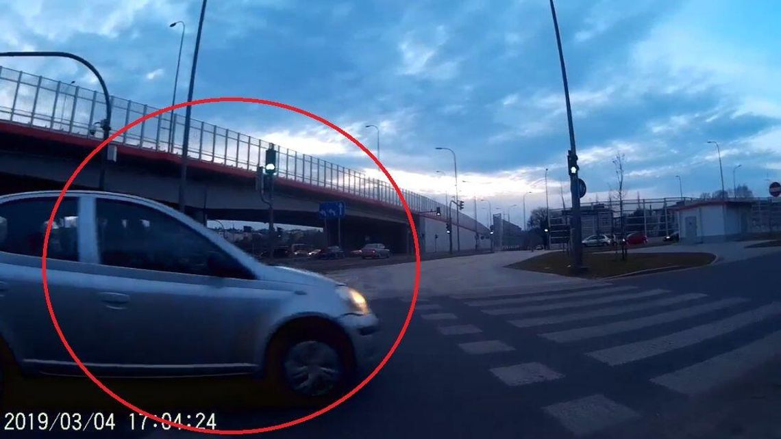 Lublin: Rowerzysta musiał hamować. Kolejna niebezpieczna sytuacja w tym miejscu [wideo]