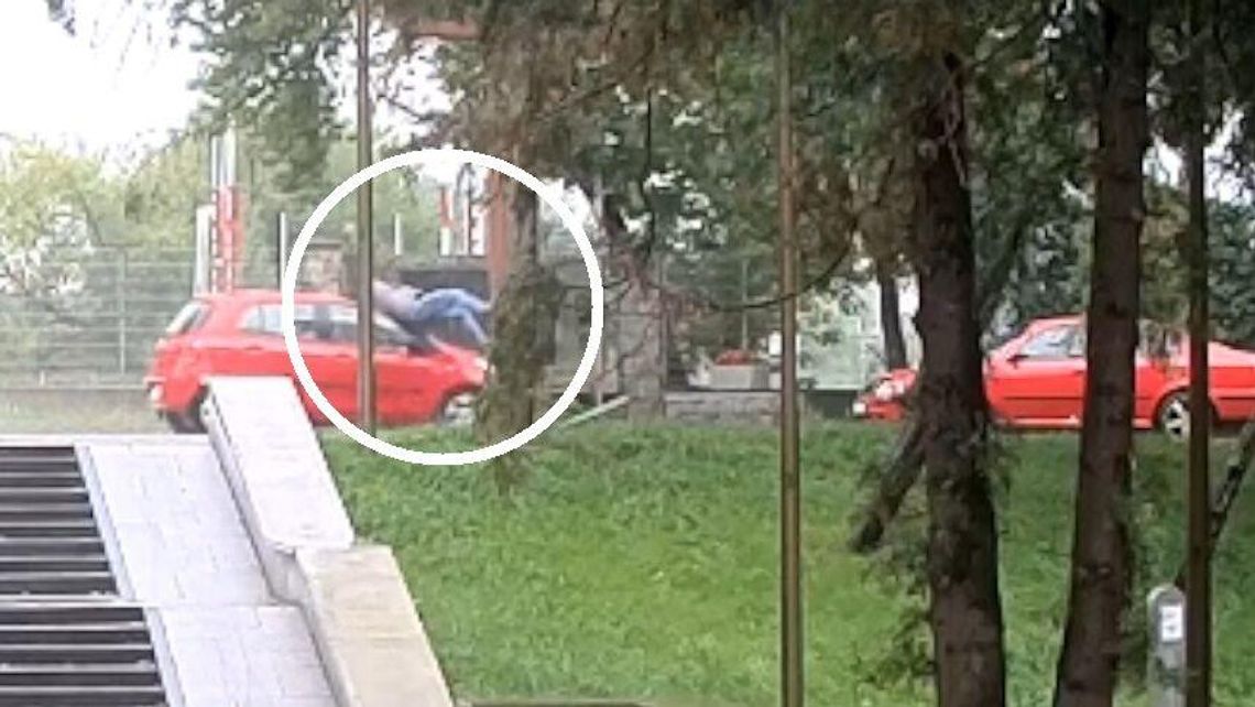 Lublin. Rozpędzone auto wjechało w człowieka na hulajnodze [nagranie]