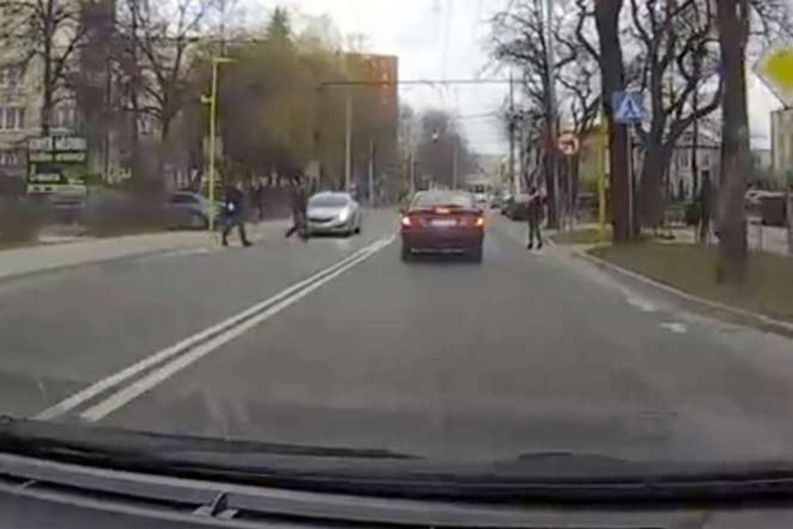 Lublin: Samochód prawie potrącił pieszą, policjanci nie zareagowali? KWP: sprawdzimy to