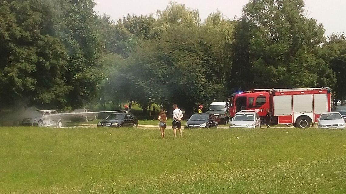 Lublin. Samochód spłonął na parkingu Lublin. Samochód spłonął na parkingu