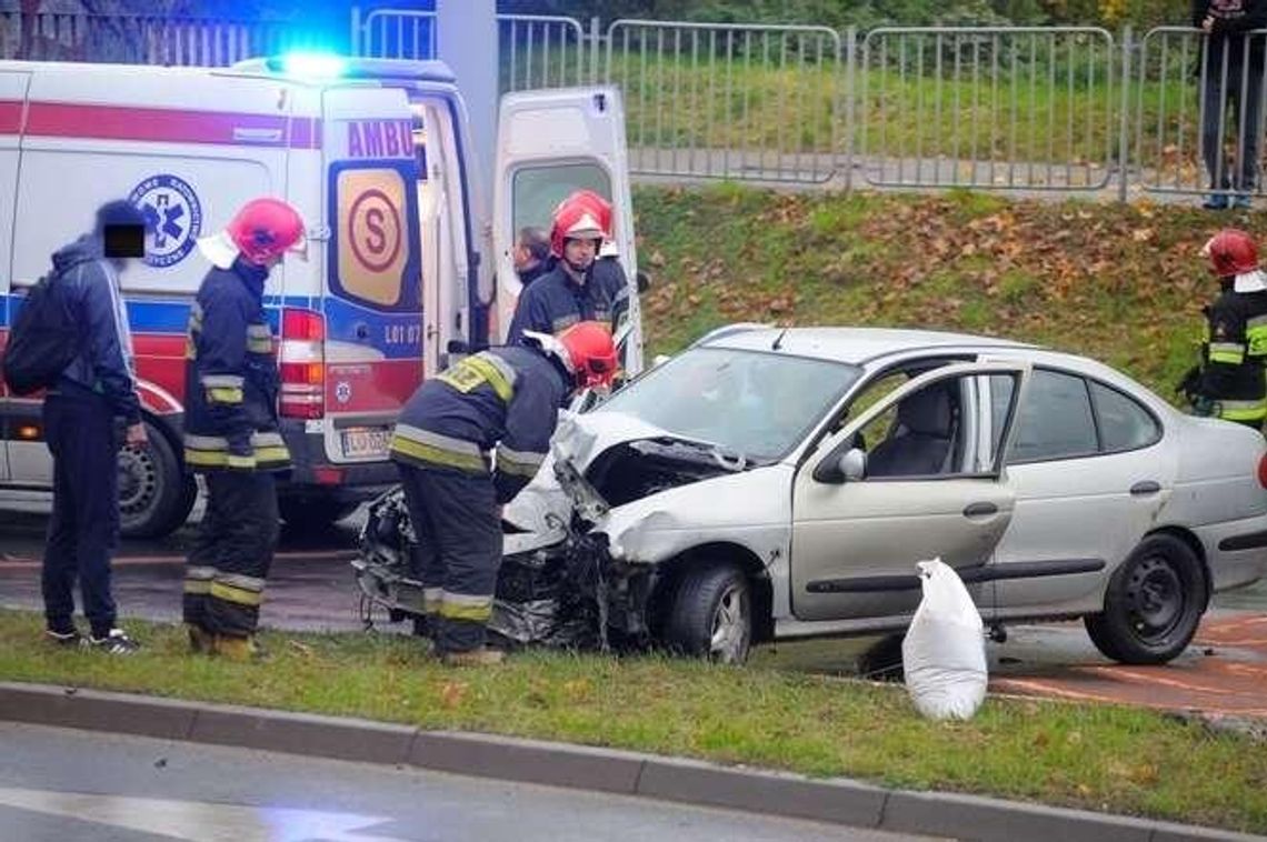 Lublin: Samochód wypadł z drogi i uderzył w latarnię