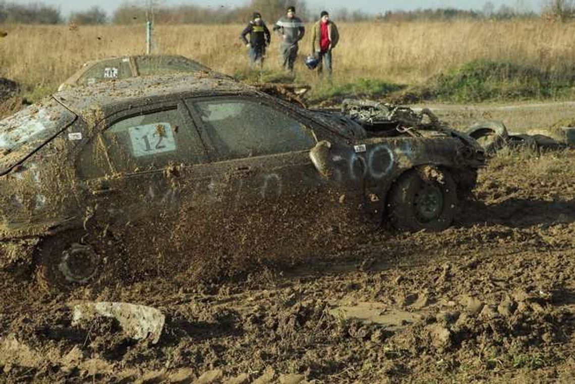 Lublin: Ścigali się wrakami, by pomóc Monice i Milenie [zdjęcia]