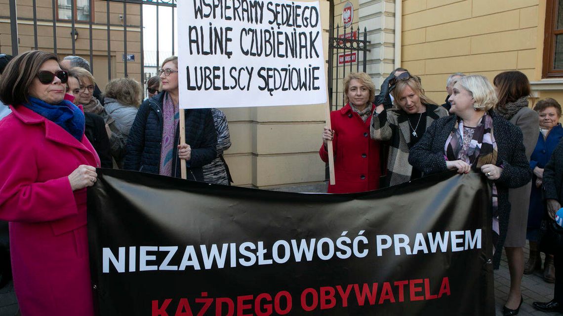 Lublin: Sędzia ukarana za wyrok. Sędziowie wyszli na ulicę z transparentami [zdjęcia, wideo]