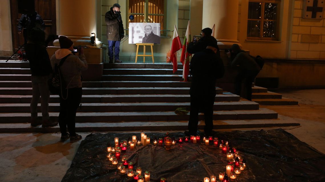 Lublin. Serce ze zniczy dla Pawła Adamowicza Lublin. Serce ze zniczy dla Pawła Adamowicza